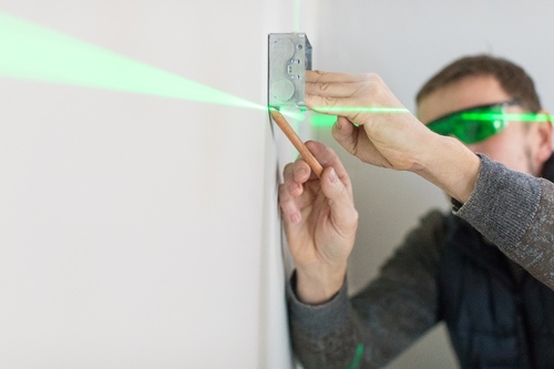 Wyznaczanie pionu i poziomu w budownictwie za pomocą lasera